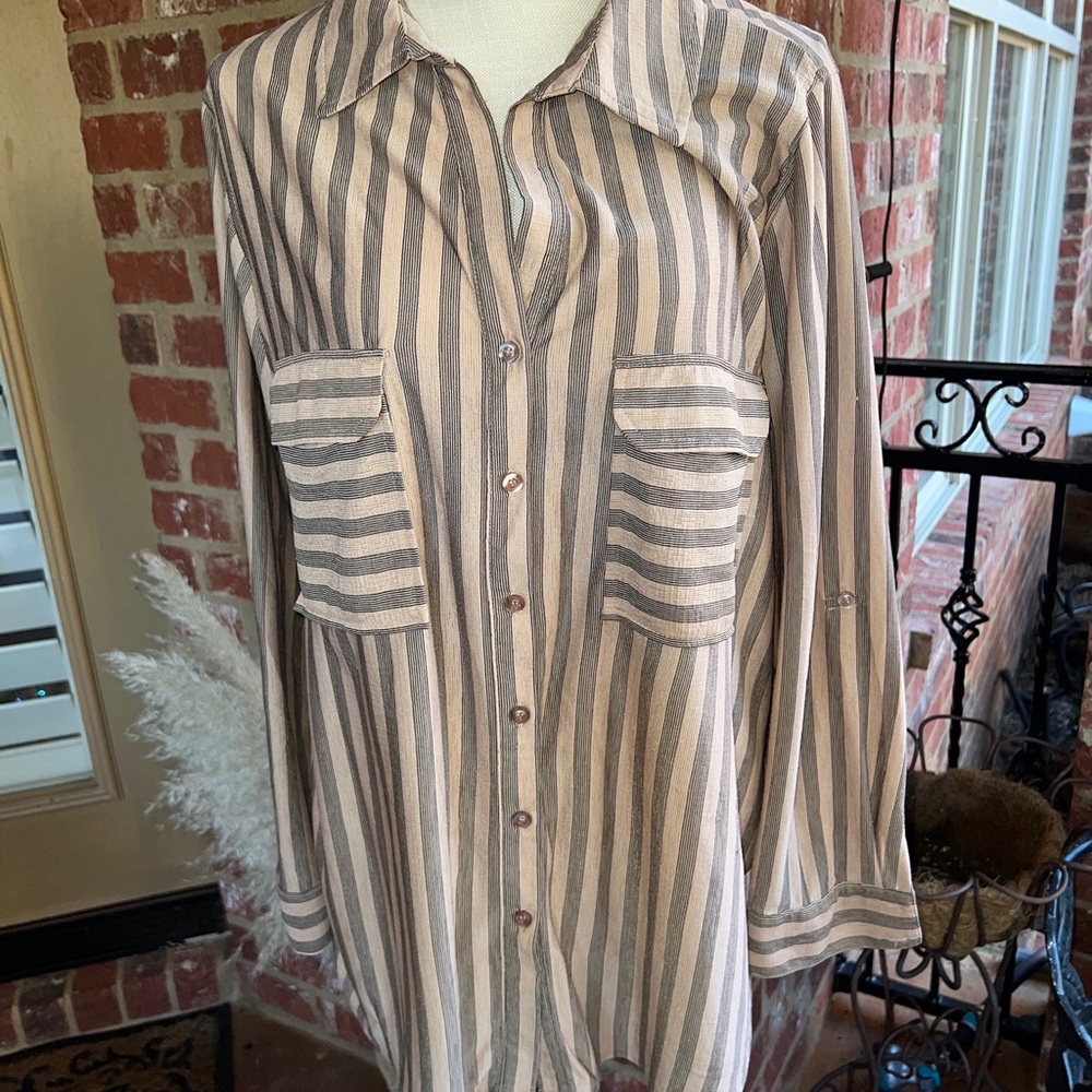 Flower and Feather Women’s Size 2XL Button Down Blouse Top Striped Brown Black